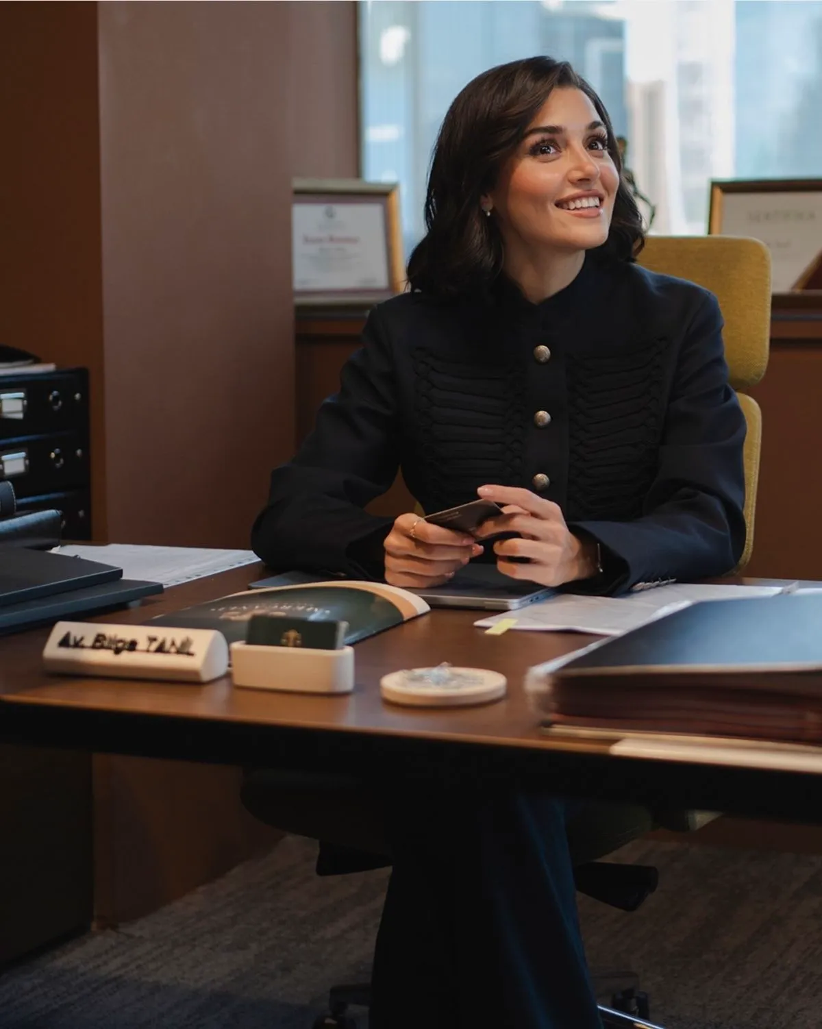 Anatomischer Theatersaal mit leuchtenden Diagrammen eines Familienunternehmens